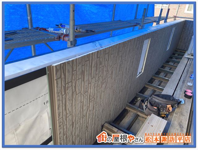 塩尻市ベランダ改修工事　内壁金属サイディング